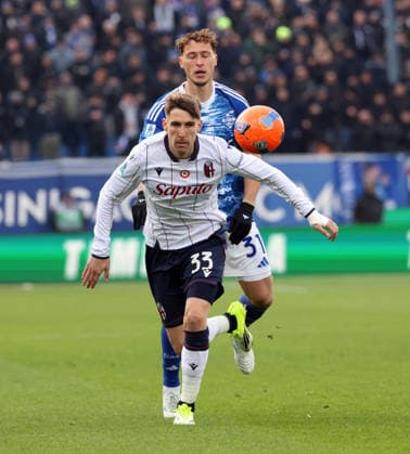 January 10, 2026, Como, ITALIA: Bologna™s Juan Miranda (L) challenges for the ball with Como™s Mergim Vojvoda during the Italian serie A soccer match between Como and Bologna at Giuseppe Sinigaglia stadium in Como, 10 January 2026..ANSA MATTEO BAZZI. Serie A - Como Vs Bologna  - ZUMAa110 20260110_zaf_a110_005 Copyright: xMatteoxBazzix