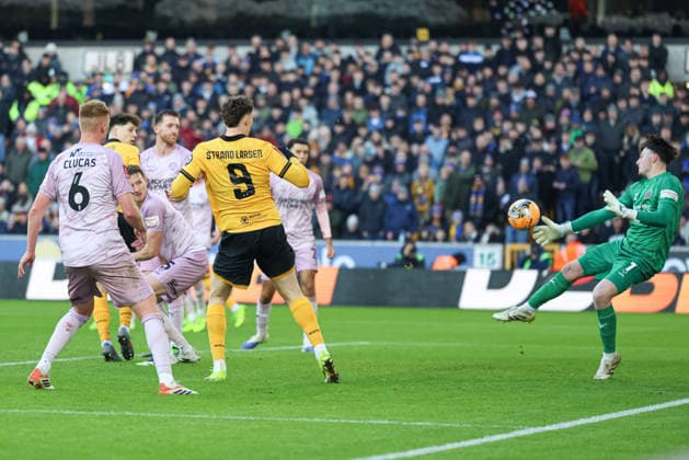 Emirates FA Cup Third Round Wolverhampton Wanderers v Shrewsbury Town Jorgen Strand Larsen of Wolverhampton Wanderers shoots on goal but its saved by Elyh Harrison of Shrewsbury Town during the Emirates FA Cup Third Round match Wolverhampton Wanderers vs Shrewsbury Town at Molineux, Wolverhampton, United Kingdom, 10th January 2026 (Photo by Euan Manning News Images) Wolverhampton Molineux West Midlands United Kingdom Copyright: xEuanxManning NewsxImagesx