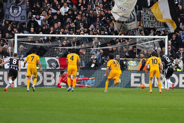 Udinese s Keinan Davis celebrates after scoring the 2-1 goal for his team during the Serie A soccer match between Udinese and Pisa at the Bluenergy Stadium in Udine, north east Italy - Saturday, January 10,2026 - soccer  Copyright: xAndreaxBressanutti LaPressex