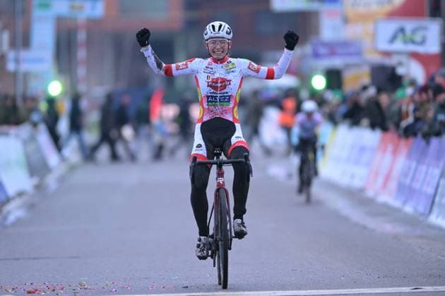 Belgian Shanyl De Schoesitter celebrates as she crosses the finish line to win the Women U23 race at the Belgian Cyclocross Championships in Beringen on Saturday 10 January 2026. DAVIDxPINTENS  x154969649x