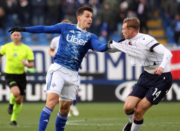 January 10, 2026, Como, ITALY: Como™s Anastasios Douvikas (L) challenges for the ball with Bologna™s Torbjorn Heggem during the Italian serie A soccer match between Como and Bologna at Giuseppe Sinigaglia stadium in Como, 10 January 2026..ANSA MATTEO BAZZI. Serie A - Como Vs Bologna  - ZUMAa110 20260110_zaf_a110_010 Copyright: xMatteoxBazzix