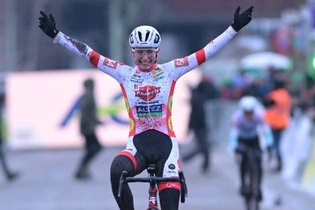 Belgian Shanyl De Schoesitter celebrates as she crosses the finish line to win the Women U23 race at the Belgian Cyclocross Championships in Beringen on Saturday 10 January 2026. DAVIDxPINTENS  x154970140x