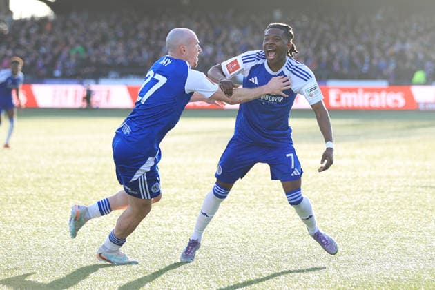Fußball FA Cup 3. Runde Macclesfield v Crystal Palace 10. Januar 2026 FA Cup 3. Runde Macclesfield v Crystal Palace Isaac Buckley Ricketts von Macclesfield R feiert mit seinem Mannschaftskameraden Josh Kay von Macclesfield nach seinem zweiten Tor Foto Simon Stacpoole Abseits Macclesfield UK  Copyright: xSimonxStacpoolexOffside