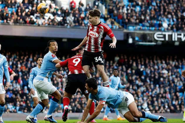 Manchester City v Exeter City, Manchester, UK - 10 January 2026 Liam Oakes of Exeter City heads for goal during the Emirates FA Cup Round 3 match between Manchester City and Exeter City at The Etihad Stadium on 10 January 2026 in Manchester, England (Photo by Steve Taylor PPAUK) Manchester The Etihad Stadium Greater Manchester England Copyright: xStevexTaylor PPAUKx PPA-239519
