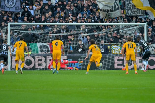 Udinese s Keinan Davis shoots a penalty kick during Udinese Calcio vs Pisa SC, Italian soccer Serie A match in Udine, Italy, January 10 2026  Copyright: xAlessioxMarini IPAxSportx xipa-agency.netx xx IPA_69883900 IPA_Agency_IPA69883900