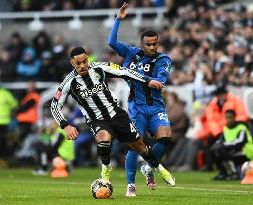 Jacob Ramsey of Newcastle United fends off Eli Junior Kroupi of Bournemouth Newcastle United v AFC Bournemouth, Emirates FA Cup, Third Round, Football, St James Park, Newcastle, UK - 10 Jan 2026Newcastle St James Park United Kingdom EDITORIAL USE ONLY No use with unauthorised audio, video, data, fixture lists, club league logos or live services. Online in-match use limited to 120 images, no video emulation. No use in betting, games or single club league player publications. Copyright: xRichardxLee Shutterstockx 16246259af