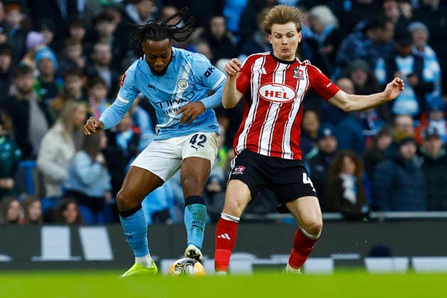 Manchester City v Exeter City, Manchester, UK - 10 January 2026 Antoine Semenyo of Manchester City battles for the ball with Ed Turns of Exeter City during the Emirates FA Cup Round 3 match between Manchester City and Exeter City at The Etihad Stadium on 10 January 2026 in Manchester, England (Photo by Steve Taylor PPAUK) Manchester The Etihad Stadium Greater Manchester England Copyright: xStevexTaylor PPAUKx PPA-239538