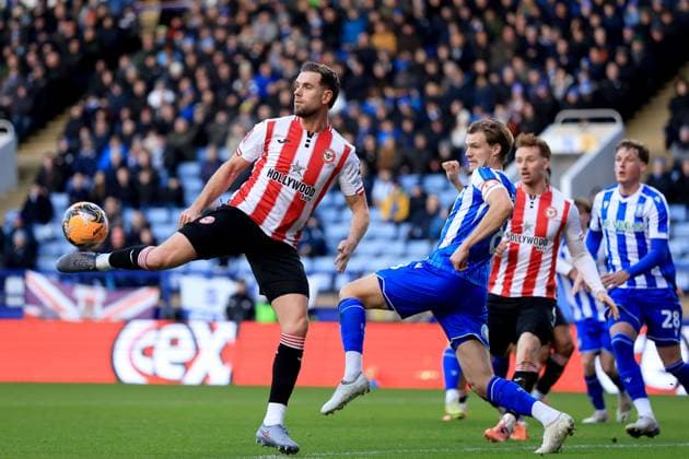 Jordan Henderson of Brentford in action against Svante Ingelsson of Sheffield Wednesday Sheffield Wednesday v Brentford, Emirates FA Cup, Third Round, Football, Hillsborough, Sheffield, UK - 10 Jan 2026Sheffield Hillsborough United Kingdom EDITORIAL USE ONLY No use with unauthorised audio, video, data, fixture lists, club league logos or live services. Online in-match use limited to 120 images, no video emulation. No use in betting, games or single club league player publications. Copyright: xGeorgexTewkesbury Shutterstockx 16246263az