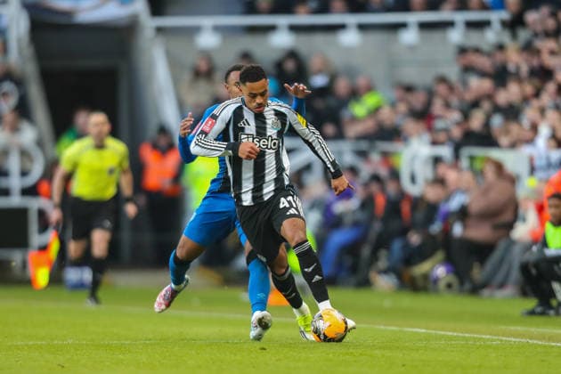 Newcastle United v AFC Bournemouth, Emirates FA Cup Jacob Ramsey Of Newcastle United in action during the Newcastle United v AFC Bournemouth Emirates FA Cup Third Round match at St. James Park, Newcastle Upon Tyne, England on 9 January 2026 Credit: Lee Keuneke Every Second Media Editorial use only. All images are copyright Every Second Media Limited. No images may be reproduced without prior permission. All rights reserved. Premier League and Football League images are subject to licensing agreements with Football DataCo Limited. see https: www.football-dataco.com Copyright: xIMAGO EveryxSecondxMediax ESM-1743-0037 LeexKeunekex xEveryxSecondxMediax