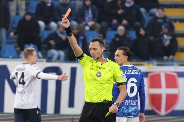 Como™s red card during the Serie A soccer match between Como and Bologna at the Giuseppe Sinigaglia stadium in Como, north Italy - January 10, 2026 - Soccer.  Copyright: xAntonioxSaiai LaPressex