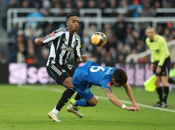 Newcastle Upon Tyne, England, 10th January 2026. Joe Willock of Newcastle United tussles with Julio Soler of Bournemouth during the Newcastle United vs AFC Bournemouth FA Cup match at St. James Park, Newcastle Upon Tyne. Picture credit should read: Nigel Roddis Sportimage EDITORIAL USE ONLY. No use with unauthorised audio, video, data, fixture lists, club league logos or live services. Online in-match use limited to 120 images, no video emulation. No use in betting, games or single club league player publications. SPI_028_NR_NEWC_BOUR SPI-4441-0028
