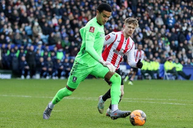 Goalkeeper Pierce Charles (1 Sheffield Wednesday) controls the ball during the FA Cup match between Sheffield Wednesday and Brentford at Hillsborough Stadium in Sheffield, England on January 10th 2026. Copyright: xSeanxChandlerx xSPPx Sportspressphoto_SPR80300