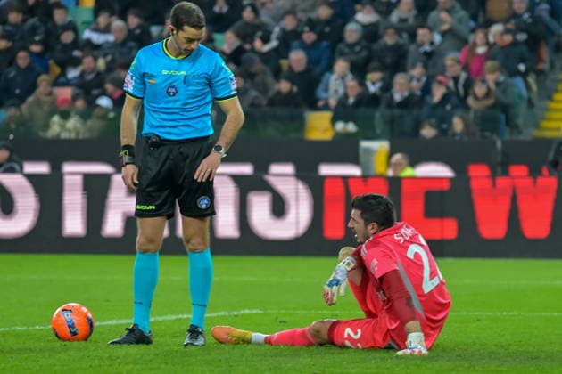 Pisa s Simone Scuffet shows signs of pain during Udinese Calcio vs Pisa SC, Italian soccer Serie A match in Udine, Italy, January 10 2026  Copyright: xAlessioxMarini IPAxSportx xipa-agency.netx xx IPA_69886456 IPA_Agency_IPA69886456