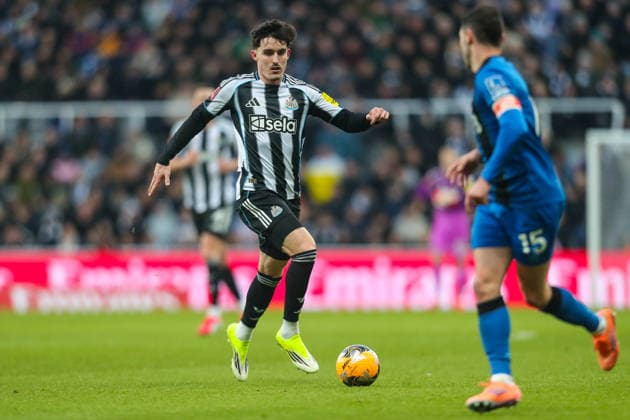 Newcastle United v AFC Bournemouth, Emirates FA Cup Tino Livramento Of Newcastle United Brings the ball forward during the Newcastle United v AFC Bournemouth Emirates FA Cup Third Round match at St. James Park, Newcastle Upon Tyne, England on 9 January 2026 Credit: Lee Keuneke Every Second Media Editorial use only. All images are copyright Every Second Media Limited. No images may be reproduced without prior permission. All rights reserved. Premier League and Football League images are subject to licensing agreements with Football DataCo Limited. see https: www.football-dataco.com Copyright: xIMAGO EveryxSecondxMediax ESM-1743-0053 LeexKeunekex xEveryxSecondxMediax