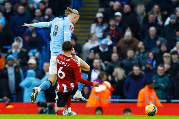 Manchester City v Exeter City, Manchester, UK - 10 January 2026 Erling Haland of Manchester City feels pressure from Ethan Brierley of Exeter City during the Emirates FA Cup Round 3 match between Manchester City and Exeter City at The Etihad Stadium on 10 January 2026 in Manchester, England (Photo by Steve Taylor PPAUK) Manchester The Etihad Stadium Greater Manchester England Copyright: xStevexTaylor PPAUKx PPA-239618