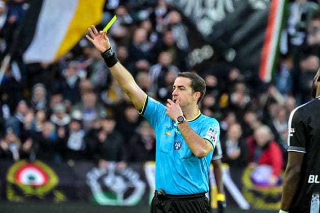 CALCIO - Serie A - Udinese Calcio vs Pisa SC The Referee of the match Giovanni Ayroldi of section Molfetta show Yellow card during Udinese Calcio vs Pisa SC, Italian soccer Serie A match in Udine, Italy, January 10 2026 Udine Italy  Copyright: xIPAxSport ABACAx