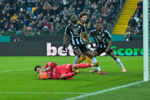 CALCIO - Serie A - Udinese Calcio vs Pisa SC Pisa s Simone Scuffet saves the ball during Udinese Calcio vs Pisa SC, Italian soccer Serie A match in Udine, Italy, January 10 2026 Udine Italy  Copyright: xIPAxSport ABACAx