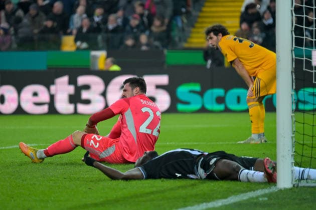 Pisa s Simone Scuffet shows signs of pain during Udinese Calcio vs Pisa SC, Italian soccer Serie A match in Udine, Italy, January 10 2026  Copyright: xAlessioxMarini IPAxSportx xipa-agency.netx xx IPA_69886441 IPA_Agency_IPA69886441