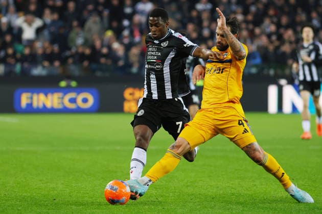 Pisa™s Antonio Caracciolo fights for the ball with Idrissa gueye during the Serie A soccer match between Udinese and Pisa at the Bluenergy Stadium in Udine, north east Italy - Saturday, January 10,2026 - soccer  Copyright: xAndreaxBressanutti LaPressex