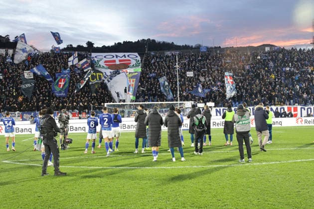 ComoÕs Under the supporters during the Serie A soccer match between Como and Bologna at the Giuseppe Sinigaglia stadium in Como, north Italy - January 10, 2026 - Soccer.  Copyright: xAntonioxSaiai LaPressex