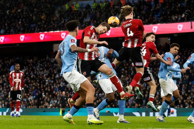 Manchester City v Exeter City, Manchester, UK - 10 January 2026 Jack Fitzwater of Exeter City goes close with a header during the Emirates FA Cup Round 3 match between Manchester City and Exeter City at The Etihad Stadium on 10 January 2026 in Manchester, England (Photo by Steve Taylor PPAUK) Manchester The Etihad Stadium Greater Manchester England Copyright: xStevexTaylor PPAUKx PPA-239646