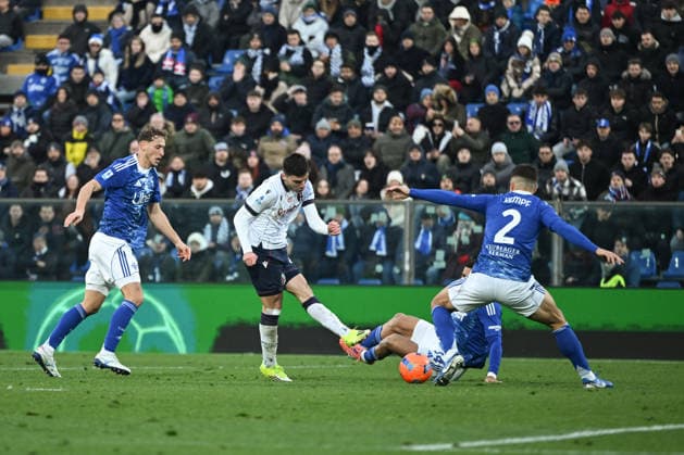 Nicolo Cambiaghi of Bologna FC scores a goal during the Italian Serie A football match between Calcio Como and Bologna FC on January 10th, 2026 at the Giuseppe Senigallia stadium in Como, Italy  Copyright: xTizianoxBallabio IPAxSportx xipa-agency.netx xx IPA_69888639 IPA_Agency_IPA69888639