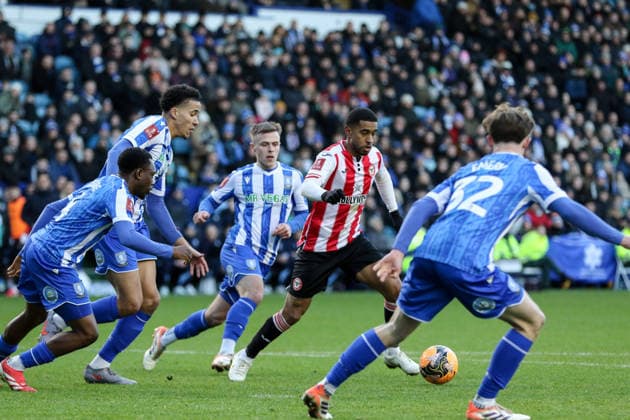 Reiss Nelson (11 Brentford) controls the ball during the FA Cup match between Sheffield Wednesday and Brentford at Hillsborough Stadium in Sheffield, England on January 10th 2026. Copyright: xSeanxChandlerx xSPPx Sportspressphoto_SPR80348