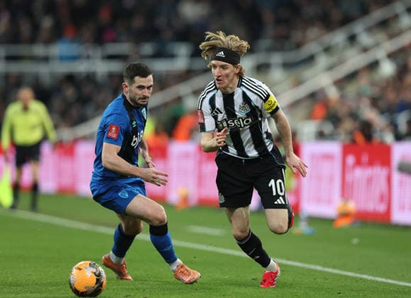 Newcastle Upon Tyne, England, 10th January 2026. Anthony Gordon of Newcastle United turns Lewis Cook of Bournemouth during the Newcastle United vs AFC Bournemouth FA Cup match at St. James Park, Newcastle Upon Tyne. Picture credit should read: Nigel Roddis Sportimage EDITORIAL USE ONLY. No use with unauthorised audio, video, data, fixture lists, club league logos or live services. Online in-match use limited to 120 images, no video emulation. No use in betting, games or single club league player publications. SPI_042_NR_NEWC_BOUR SPI-4441-0043