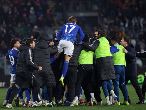 January 10, 2026, Como, ITALY: Como™s Martin Baturina (C) jubilates with his teammates after scoring the 1-1 goal during the Italian Serie A soccer match between Como and Bologna at Giuseppe Sinigaglia stadium in Como, Italy, 10 January 2026..ANSA MATTEO BAZZI Serie A - Como Vs Bologna  - ZUMAa110 20260110_zaf_a110_020 Copyright: xMatteoxBazzix