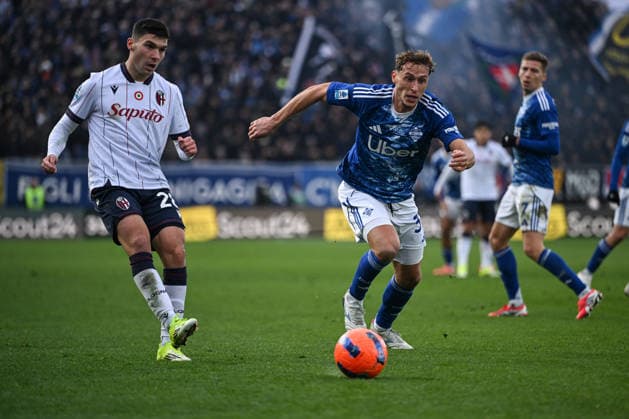 Mergim Vojvoda of Calcio Como in action during the Italian Serie A football match between Calcio Como and Bologna FC on January 10th, 2026 at the Giuseppe Senigallia stadium in Como, Italy  Copyright: xTizianoxBallabio IPAxSportx xipa-agency.netx xx IPA_69888886 IPA_Agency_IPA69888886