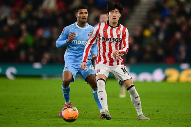 Stoke City v Coventry City, FA Cup, 3rd Round Stoke City midfielder Bae Jun-Ho (10) looks to release the ball under pressure from Coventry City midfielder Kai Andrews (54) during the FA Cup match between Stoke City and Coventry City at the Bet365 Stadium, Stoke-on-Trent, UK on 10 January 2026. Stoke-on-Trent Bet365 Stadium Staffordshire UK Editorial use only DataCo restrictions apply See www.football-dataco.com , Copyright: xDennisxGoodwinx PSI-23558-0061
