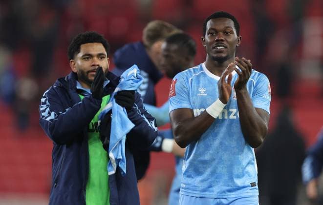 Ephron Mason-Clark of Coventry City applauds the fans at full time Stoke City v Coventry City, Emirates FA Cup, Third Round, Football, Bet365 Stadium, Stoke-on-Trent, UK - 10 Jan 2026Stoke-on-Trent Bet365 Stadium United Kingdom EDITORIAL USE ONLY No use with unauthorised audio, video, data, fixture lists, club league logos or live services. Online in-match use limited to 120 images, no video emulation. No use in betting, games or single club league player publications.  Copyright: xKieranxMcManus Shutterstockx 16246248cw