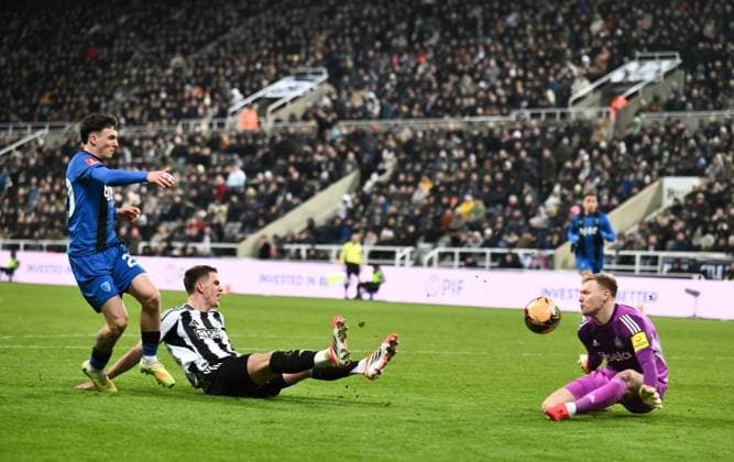 Alex Jimenez of Bournemouth sees his shot saved by Aaron Ramsdale of Newcastle United Newcastle United v AFC Bournemouth, Emirates FA Cup, Third Round, Football, St James Park, Newcastle, UK - 10 Jan 2026Newcastle St James Park United Kingdom EDITORIAL USE ONLY No use with unauthorised audio, video, data, fixture lists, club league logos or live services. Online in-match use limited to 120 images, no video emulation. No use in betting, games or single club league player publications. Copyright: xRichardxLee Shutterstockx 16246259bi