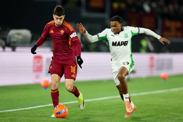 CALCIO - Serie A - AS Roma vs US Sassuolo Rome, Italy - January 10, 2026: Matias Soule of A.S. Roma , Armand Lauriente of Sassuolo seen in action during the Serie A Enilive 2025-2026 football match between AS Roma vs US Sassuolo at Olympic Stadium. Rome Italy  Copyright: xIPAxSport ABACAx