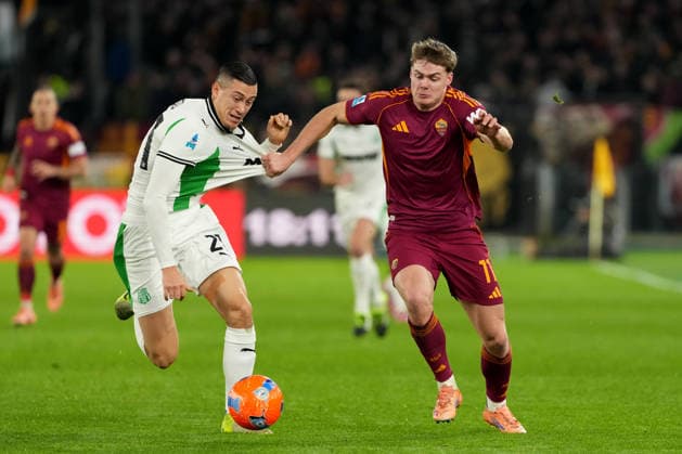 Jay Idzes of US Sassuolo Calcio and Evan Ferguson of AS Roma during the Serie A 2025 2026 football match between AS Roma and US Sassuolo at Stadio Olimpico in Rome (Italy), January 10, 2026. AntoniettaxBaldassarre