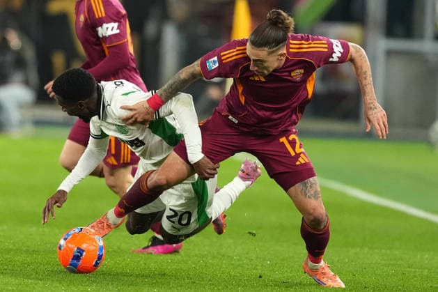 Alieu Fadera of US Sassuolo Calcio and Kostas Tsimikas of AS Roma during the Serie A 2025 2026 football match between AS Roma and US Sassuolo at Stadio Olimpico in Rome (Italy), January 10, 2026. AntoniettaxBaldassarre