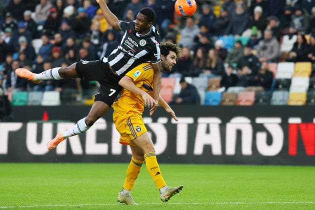 Udinese™s Idrissa Gueye fights for the ball with Pisa™s Arturo Calabresi during the Serie A soccer match between Udinese and Pisa at the Bluenergy Stadium in Udine, north east Italy - Saturday, January 10,2026 - soccer  Copyright: xAndreaxBressanutti LaPressex