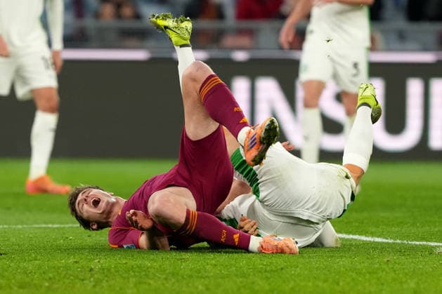 Injury of Evan Ferguson of AS Roma agsinst Jay Idzes of US Sassuolo Calcio during the Serie A 2025 2026 football match between AS Roma and US Sassuolo at Stadio Olimpico in Rome (Italy), January 10, 2026. AntoniettaxBaldassarre
