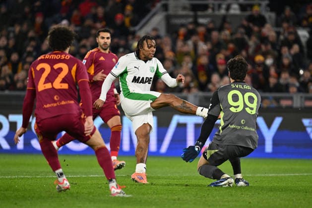 AS Roma v US Sassuolo Calcio - Serie A Armand Lauriente of U.S. Sassuolo and Mile Svilar of A.S. Roma are in action during the 20th day of the Serie A Championship between A.S. Roma and U.S. Sassuolo at the Olympic Stadium in Rome, Italy, on January 10, 2026. Rome Italy  Copyright: xDomenicoxCippitellix originalFilename:cippitelli-asromaus260110_np24h.jpg