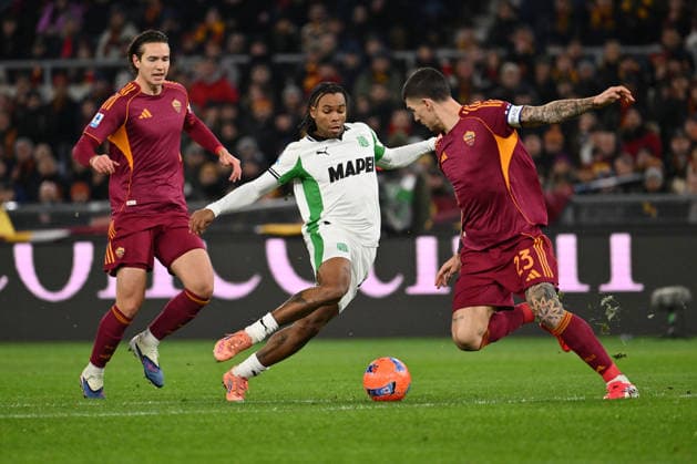 AS Roma v US Sassuolo Calcio - Serie A Daniele Ghilardi of A.S. Roma, Armand Lauriente of U.S. Sassuolo, and Gianluca Mancini of A.S. Roma are in action during the 20th day of the Serie A Championship between A.S. Roma and U.S. Sassuolo at the Olympic Stadium in Rome, Italy, on January 10, 2026. Rome Italy  Copyright: xDomenicoxCippitellix originalFilename:cippitelli-asromaus260110_np4E6.jpg