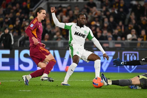 AS Roma v US Sassuolo Calcio - Serie A Daniele Ghilardi of A.S. Roma and Ismael Kone of U.S. Sassuolo are in action during the 20th day of the Serie A Championship between A.S. Roma and U.S. Sassuolo at the Olympic Stadium in Rome, Italy, on January 10, 2026. Rome Italy  Copyright: xDomenicoxCippitellix originalFilename:cippitelli-asromaus260110_npyJi.jpg