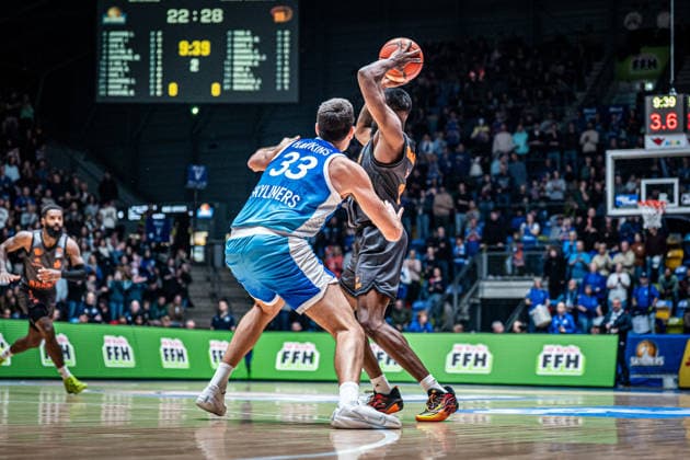 10 01 2026, xhfmx, Basketball easyCredit BBL Bundesliga, Frankfurt Skyliners NINERS Chemnitz v l Ryan Hawkins Skyliners Frankfurt in duel with John Newman Niners Chemnitz DFL DFB REGULATIONS PROHIBIT ANY USE OF PHOTOGRAPHS as IMAGE SEQUENCES and or QUASI VIDEO Frankfurt am Main
