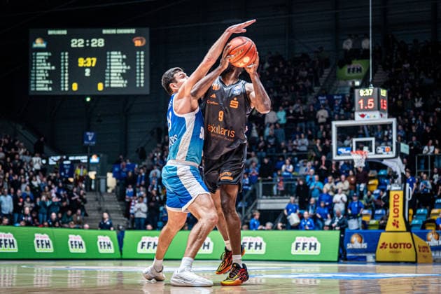 10 01 2026, xhfmx, Basketball easyCredit BBL Bundesliga, Frankfurt Skyliners NINERS Chemnitz v l Ryan Hawkins Skyliners Frankfurt in duel with John Newman Niners Chemnitz DFL DFB REGULATIONS PROHIBIT ANY USE OF PHOTOGRAPHS as IMAGE SEQUENCES and or QUASI VIDEO Frankfurt am Main