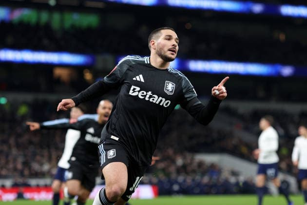 Tottenham gegen Aston Villa 10. Januar 2026, London Emirates FA Cup, Dritte Runde Tottenham Hotspur gegen Aston Villa Emi Buendia von Aston Villa jubelt nach dem ersten Tor des Spiels Foto Charlotte Wilson Offside London UK  Copyright: xCharlottexWilsonx xOffsidexOffside