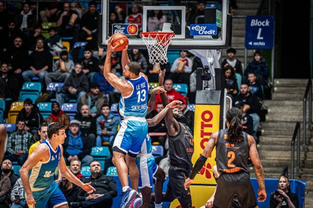 10 01 2026, xhfmx, Basketball easyCredit BBL Bundesliga, Frankfurt Skyliners NINERS Chemnitz Jeadon LeDee Skyliners Frankfurt , Amadou Sow Niners Chemnitz DFL DFB REGULATIONS PROHIBIT ANY USE OF PHOTOGRAPHS as IMAGE SEQUENCES and or QUASI VIDEO Frankfurt am Main
