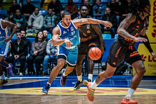 10 01 2026, xhfmx, Basketball easyCredit BBL Bundesliga, Frankfurt Skyliners NINERS Chemnitz v l Jeadon LeDee Skyliners Frankfurt , Amadou Sow Niners Chemnitz DFL DFB REGULATIONS PROHIBIT ANY USE OF PHOTOGRAPHS as IMAGE SEQUENCES and or QUASI VIDEO Frankfurt am Main
