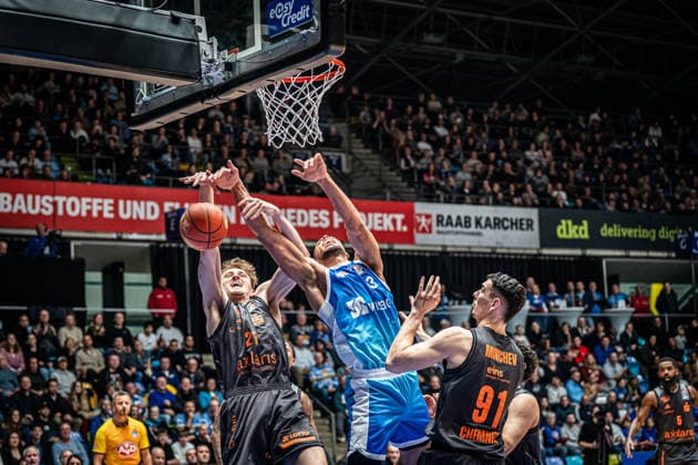 10 01 2026, xhfmx, Basketball easyCredit BBL Bundesliga, Frankfurt Skyliners NINERS Chemnitz v l Julian Steinfeld Niners Chemnitz and William Christmas Skyliners Frankfurt DFL DFB REGULATIONS PROHIBIT ANY USE OF PHOTOGRAPHS as IMAGE SEQUENCES and or QUASI VIDEO Frankfurt am Main