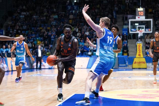 Amadou Sow Niners Chemnitz, 12 , Till Pape Skyliners Frankfurt, 19 GER, BBL, Skyliners Frankfurt vs Niners Chemnitz, SV Basketball, 1 Bundesliga, 15 Matchday, Season 2025 2026 10 01 2026 Eibner Pressefoto Attila Ziga GER, BBL, Skyliners Frankfurt vs Niners Chemnitz, SV Basketball, 1 Bundesliga, 15 Matchday, Season 2025 2026 10 01 2026 Frankfurt am Main Copyright: xEibner-Pressefotox EP_AZA