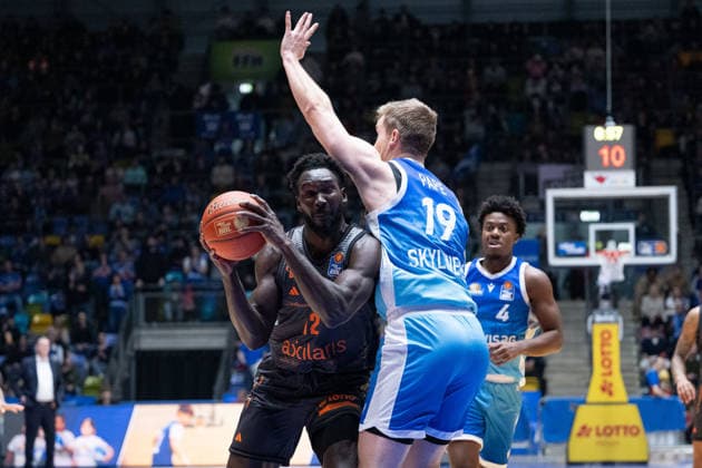 Amadou Sow Niners Chemnitz, 12 , Till Pape Skyliners Frankfurt, 19 GER, BBL, Skyliners Frankfurt vs Niners Chemnitz, SV Basketball, 1 Bundesliga, 15 Matchday, Season 2025 2026 10 01 2026 Eibner Pressefoto Attila Ziga GER, BBL, Skyliners Frankfurt vs Niners Chemnitz, SV Basketball, 1 Bundesliga, 15 Matchday, Season 2025 2026 10 01 2026 Frankfurt am Main Copyright: xEibner-Pressefotox EP_AZA