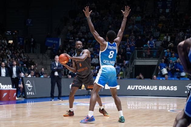 John Newman III Niners Chemnitz, 09 , William Christmas Skyliners Frankfurt, 08 GER, BBL, Skyliners Frankfurt vs Niners Chemnitz, SV Basketball, 1 Bundesliga, 15 Matchday, Season 2025 2026 10 01 2026 Eibner Pressefoto Attila Ziga GER, BBL, Skyliners Frankfurt vs Niners Chemnitz, SV Basketball, 1 Bundesliga, 15 Matchday, Season 2025 2026 10 01 2026 Frankfurt am Main Copyright: xEibner-Pressefotox EP_AZA